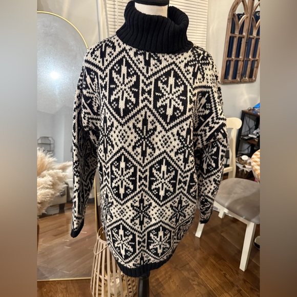 Vintage GAP Wool Black and White Sweater - Picture 2 of 9